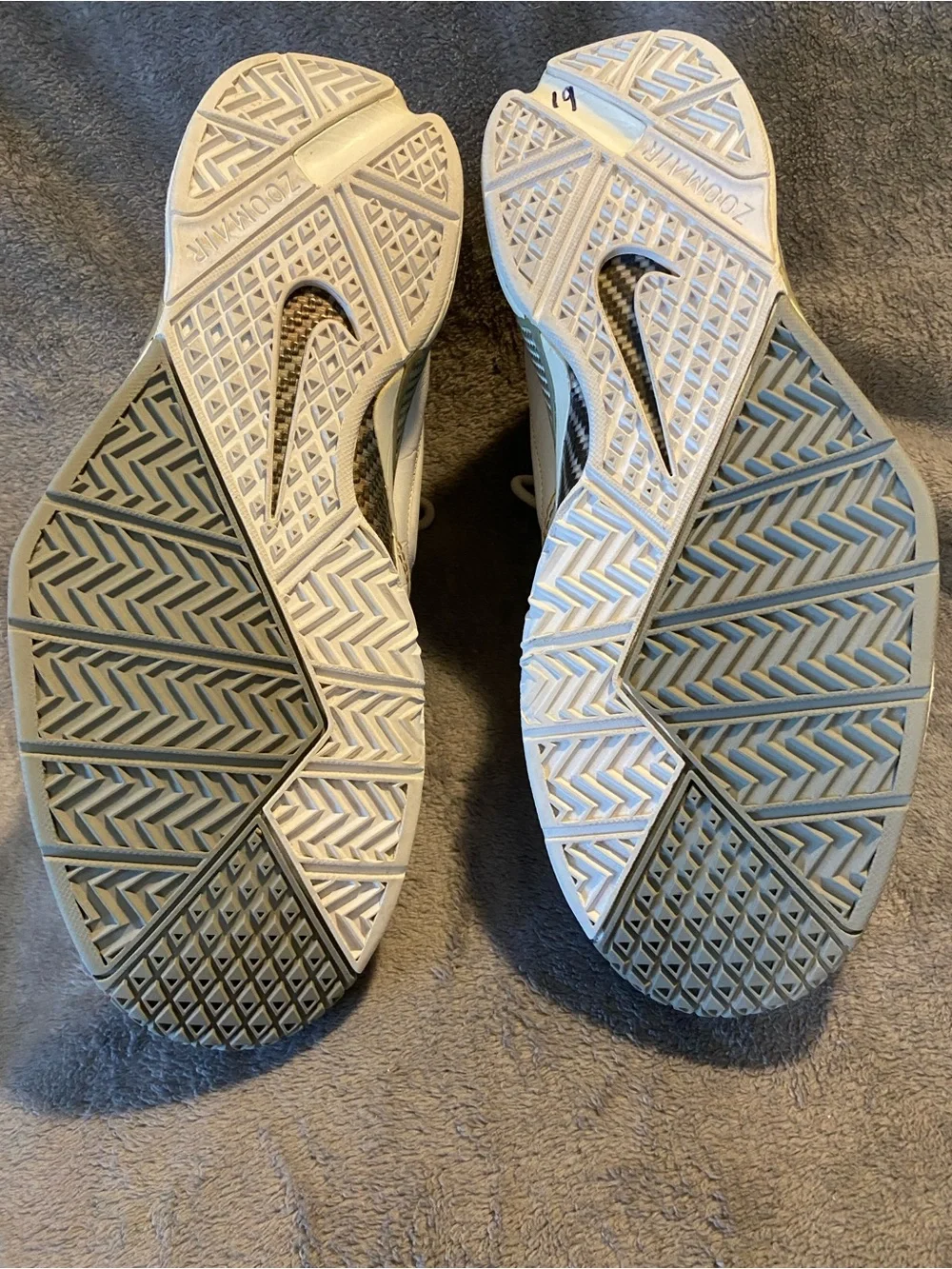 🏀 Nike Kobe 1 white shark